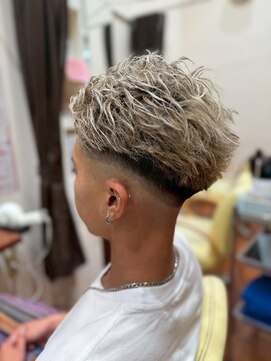 美容室ヒラトヤ 都南店 スキンフェードカットフェザーショート×ホワイトブロンド