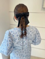 シー(she.) 三つ編みアレンジ ポニーアレンジ 結婚式ヘア お呼ばれヘア