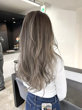 ルーヴェ(LOWE) 【なつみ】ペールグレージュのバレイヤージュ根元から自然グラデ