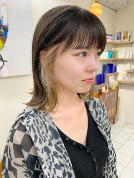 アム(amu) インナーカラー×ミルクティーベージュ×イヤリングカラー