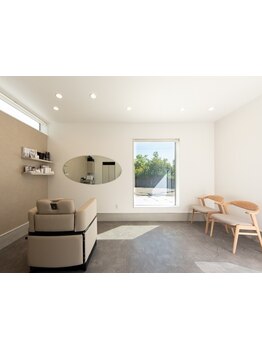 1席のみのプライベートサロンで周りを気にせず、リラックスして施術を受けられるのが魅力の１つ♪