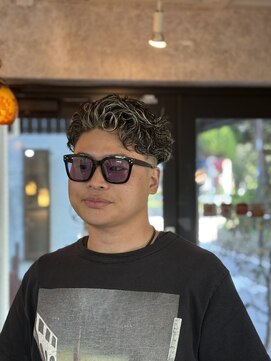 ティーズ バーバー T's BARBER モテそうで実際モテる髪型 ハイライトパーマフェード