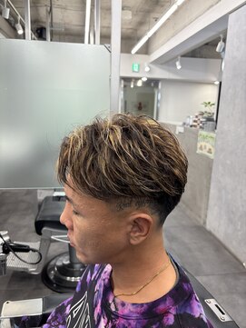 クロムトウキョウ ザ バーバー ネオン 新宿店(CHROM TOKYO the Barber ne/on) ショートセンターパート×ミドルフェード