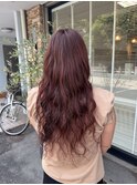 大人でも似合うピンクパーマロングヘア