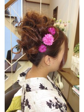 コアフィールフィス(COIFFURE fils) かんざしとお花のアップスタイル