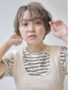 サークル(CIRCLE) マッシュショートカーキグレージュ大人かわいいフェザーバング