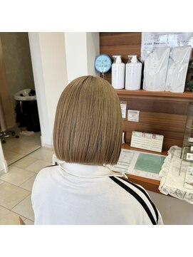 ビオトープミヨシ(Bio-Top MIYOSHI) 切りっぱなしボブ×ハイトーン