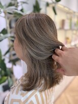 ステア ケース(stair case)&nbsp;明るめと透明感UP！全頭ハイライトで作る脱白髪染めベージュ