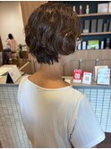 丸みのあるシルエットで女性らしさを引き立てる大人ショートボブ