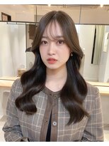 アイヴィー(IVY)&nbsp;顔まわりカット韓国ヘアウェーブヘア　艶髪カラー【田部井達朗】