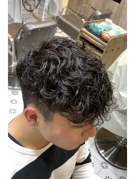 グルーマーズトウキョウ 渋谷店(GROOMER/S TOKYO) スペインカール 波巻きツイストスパイラル フェード カット