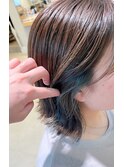 グリーンのイヤリングカラーが可愛いボブスタイル