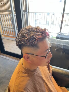 ダンパチバイケンジ(Danpachi by KENJE) ハイライトカラー　スキンフェード　パーマ