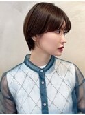 骨格補正シンプルショートスタイルで小顔美人