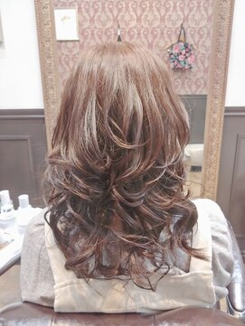 ミュズィー ドゥ ヘア(Musee du hair) ハイレイヤーを巻髪で動きを付けてお仕上げ