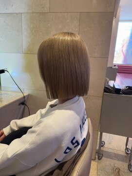 アクセル エルヴェ 佐野店(AXCEL E'LEVER) ハイトーン切りっぱなしボブ