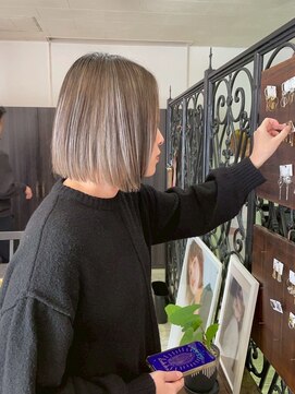 シー 岡崎(,SHE) 軽さとツヤが際立つ大人のワンレンストレートボブ