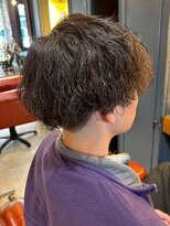 アットザコーナー(at the corner) 波巻きスパイラルパーマ ブラウンカラー マッシュ 刈り上げ