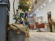 フォレスト(FOREST)の雰囲気（自然光が入る店内でお花と音楽でリラックスしてもらえたら☆）