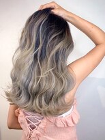 シウン(SIUN.)&nbsp;筋感抜群♪外国人風バレイヤージュ