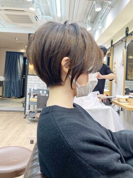 マグ ギンザ(mag ginza) 美シルエット・立体感大人ショート・アッシュベージュ【BISA】