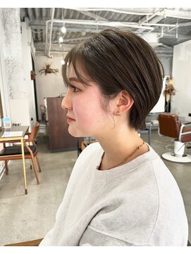 アオゾラヘアーヒカリノモリ(AOZORAHAIR hikarinomori) ショートカット　オリーブベージュ　まとまりある大人スタイル