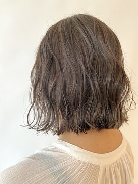 エルモ(ELMO.) グレージュカラー/切りっぱなしボブ/ハイライトカラー