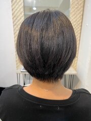 グレーが映えるお洒落なセミロングヘアー♪♪♪