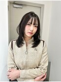 ミディアムレイヤー　レイヤーカット　顔まわりレイヤー　暗髪