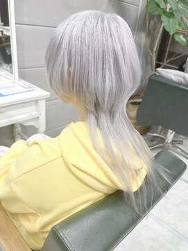 デイズ(days) 【ブリーチ×透明感】最旬ホワイトシルバーとウルフカット