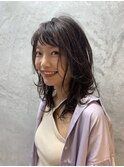 セミウェットな質感のシースルーセミディ