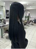 個性的なロングヘアのブルーブラック