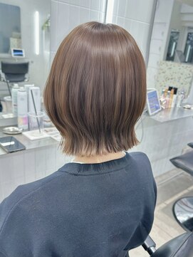 h04 レイヤーボブ軽めボブベージュカラー透明感カラーウルフ