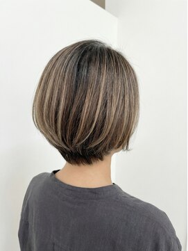 アッシュ 十日市場店(Ash) 丸みショート / 白髪ぼかし