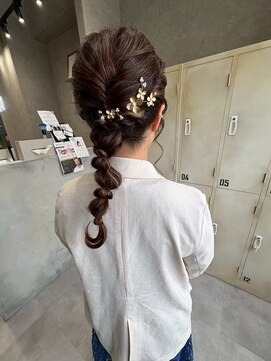 ロアーヘアーリム(RAWR hair RIM) 【RAWR】華やか編みおろし。上品な花飾りで魅せるお呼ばれヘア