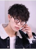 メガネに似合う波巻きパーマ 刈り上げマッシュ ウェーブパーマ