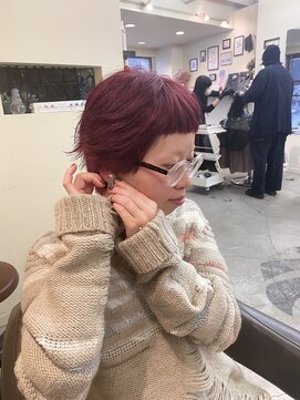 ヒカリス 東三国(HIKARIS) オン眉ショートとワインレッドカラー