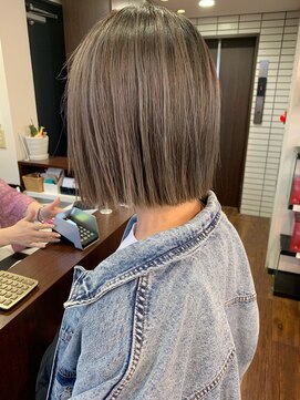 レイラバイアフロート 吉祥寺(Lila by afloat) ミルクティーグレージュのぱつっとボブ【アフロート小笠原】