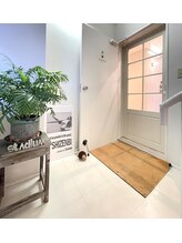 広瀬通駅近くの隠れ家サロン。実力派スタイリストによるマンツーマン施術で、気兼ねなく相談できる