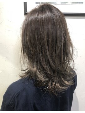 ペネロープ(Penelope) ミディアムレイヤー/ウルフレイヤー/グレージュ 担当 夕島