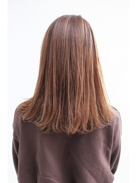 毛先の動きが可愛いセミロングスタイル