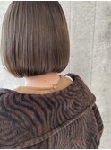 くすみベージュなボブ。