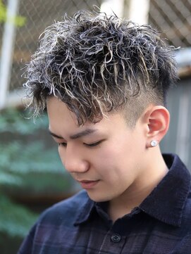 フリーク バーバーショップ 都島店(FREAK BARBER SHOP) 短髪ツーブロックスーツ束感モテ男ツイストスパイラルパーマ流行