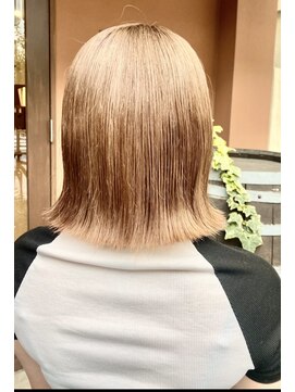 ココカラヘアー ニコ(cococara hair nico) ベージュ/切りっぱなしボブ/前髪あり/ミルクティベージュ/外ハネ