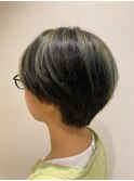 大人かわいいイケメンショート ハイライトメッシュ 緑 髪質改善