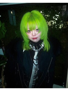 キイ 原宿 表参道(K.e.y) 黄緑 ミディアムウルフ 蛍光グリーン ミディアムレイヤー