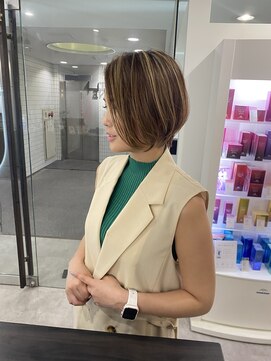 グランドライン(GRAND LINE) ハイライト段低めの大人ショートボブ