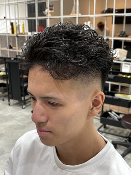 レボ(Revo) フェードでスッキリ。極道パーマ