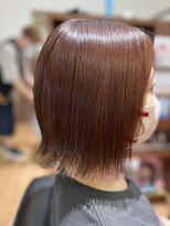 ショウ(Syow)&nbsp;ぷつっとラインで魅せる、"天使の輪"が輝く洗練ミニボブ