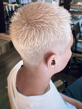 ヘアークリエイ トポライトウィロー 烏丸(Hair Create Polite willow) 30代40代メンズ刈り上げフェードスタイル短髪ハイトーンカラー